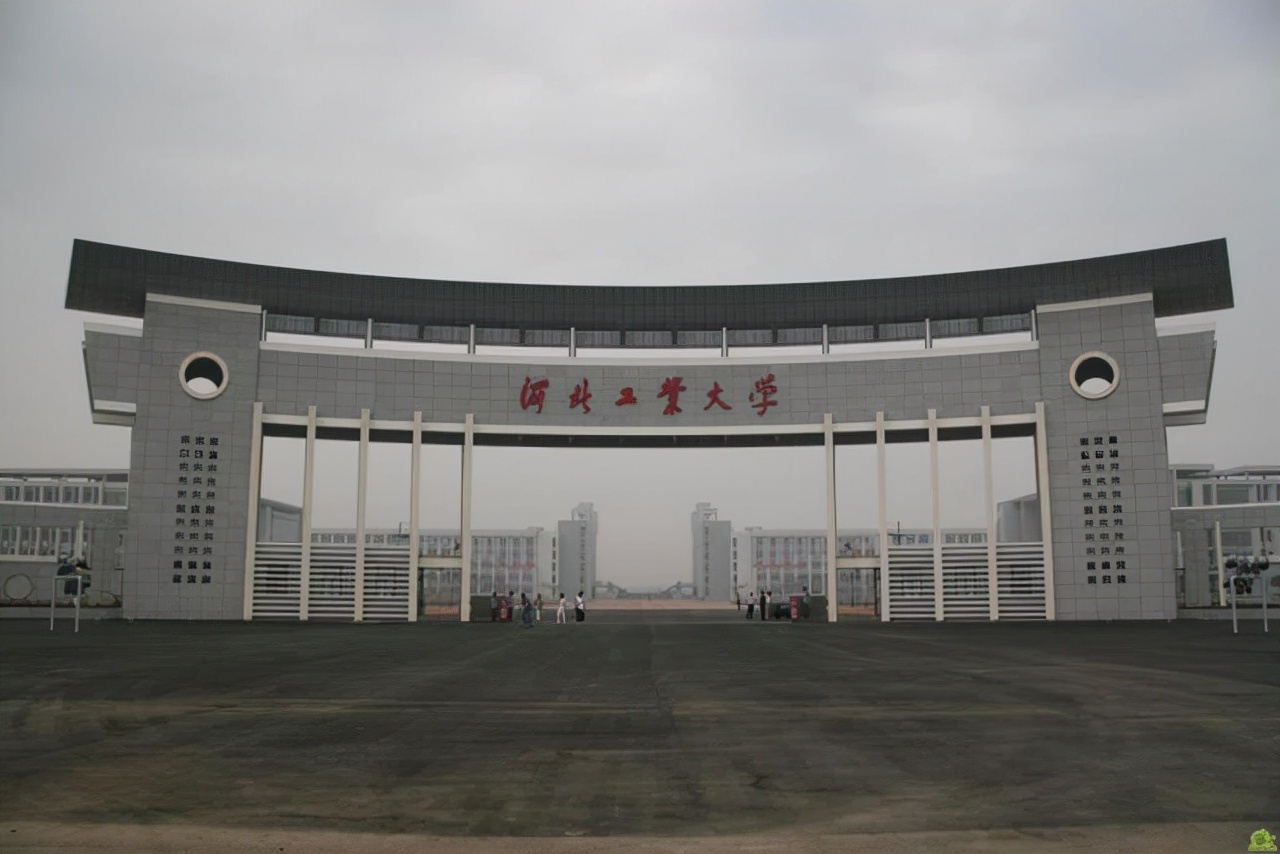 河北百强名校，600分以上达3000多人，本科上线率99.8%，报考