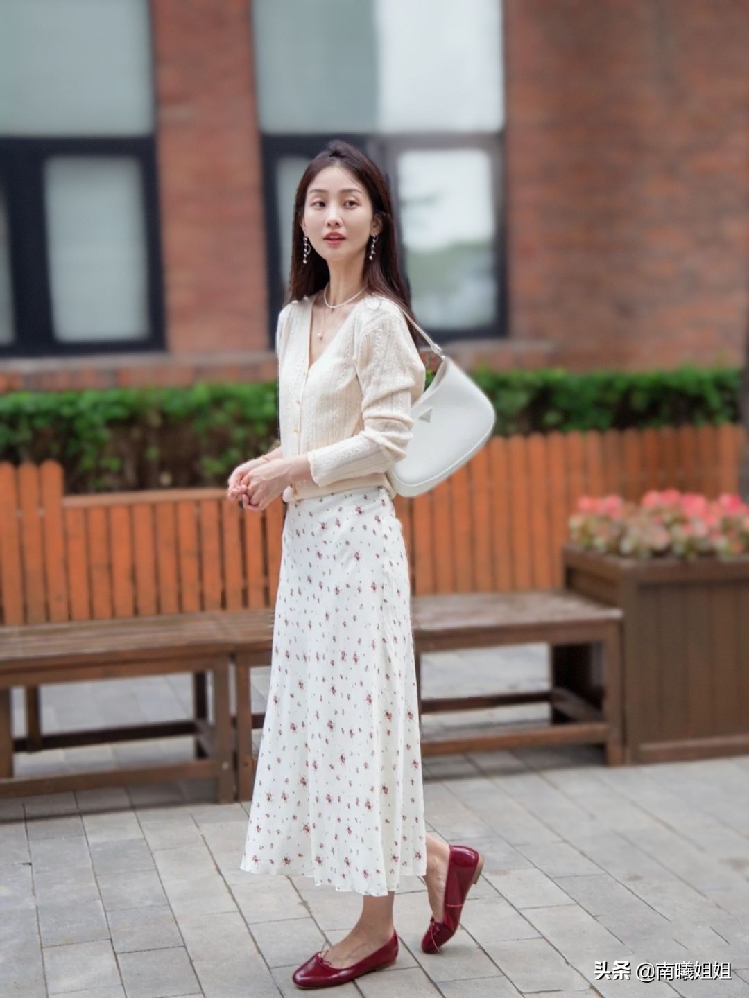 真正会打扮的女人,穿裙子都离不开这3种颜色,洋气显白有气质