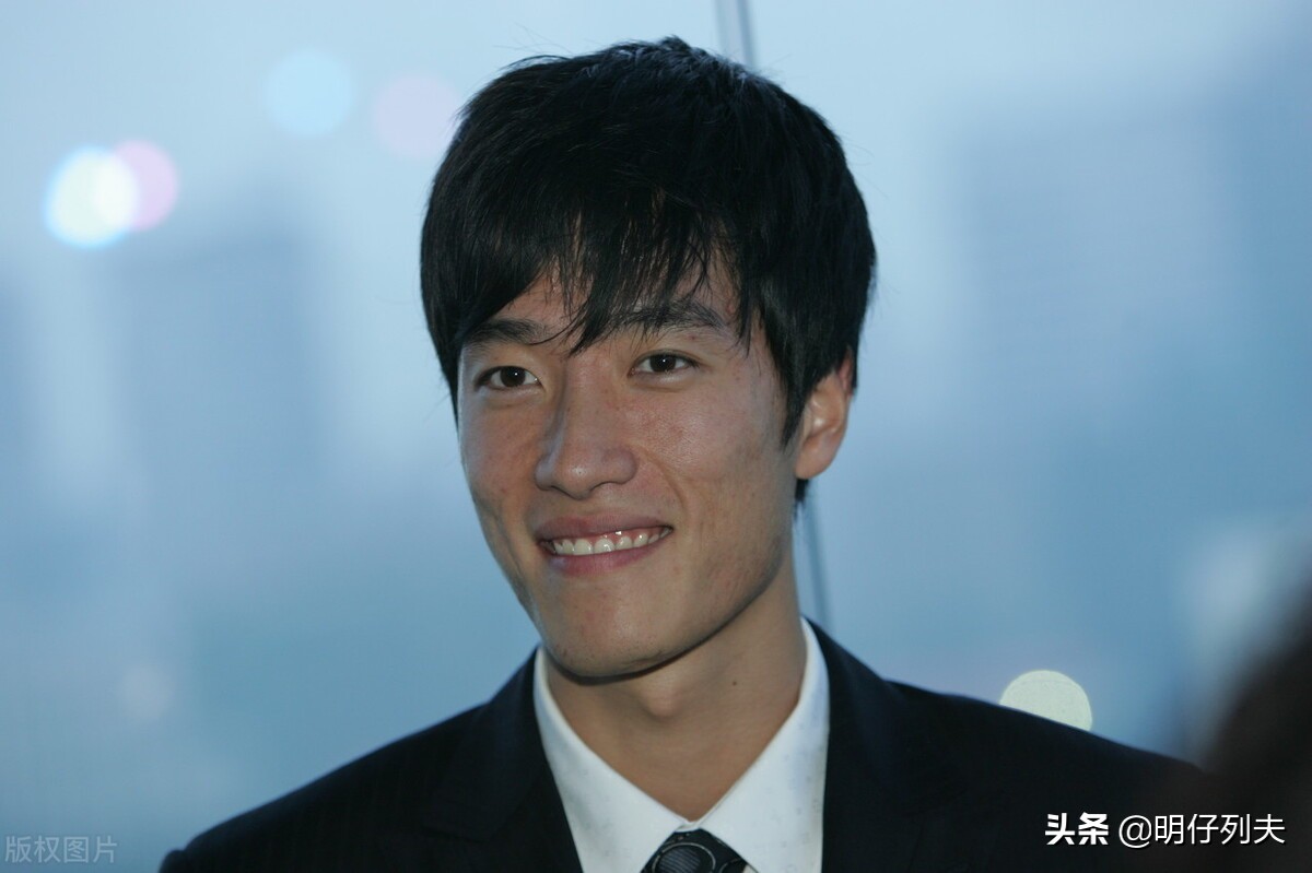 球运动员王励勤,游泳冠军乐靖宜,跳水运动员吴敏霞,田径运动员刘翔