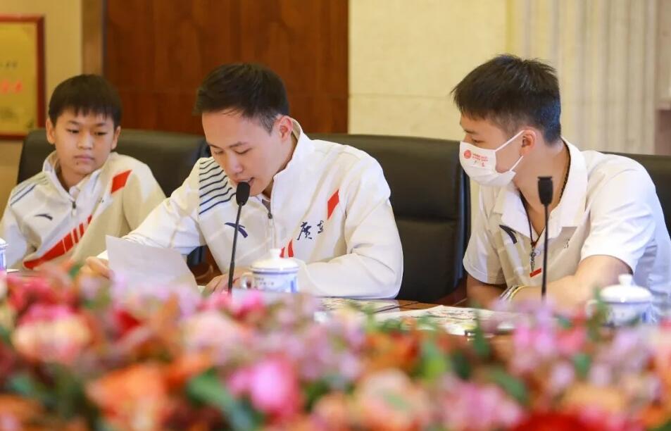 又获奖了！全红婵与两大师哥同步微笑太神似，网友：又站C位了