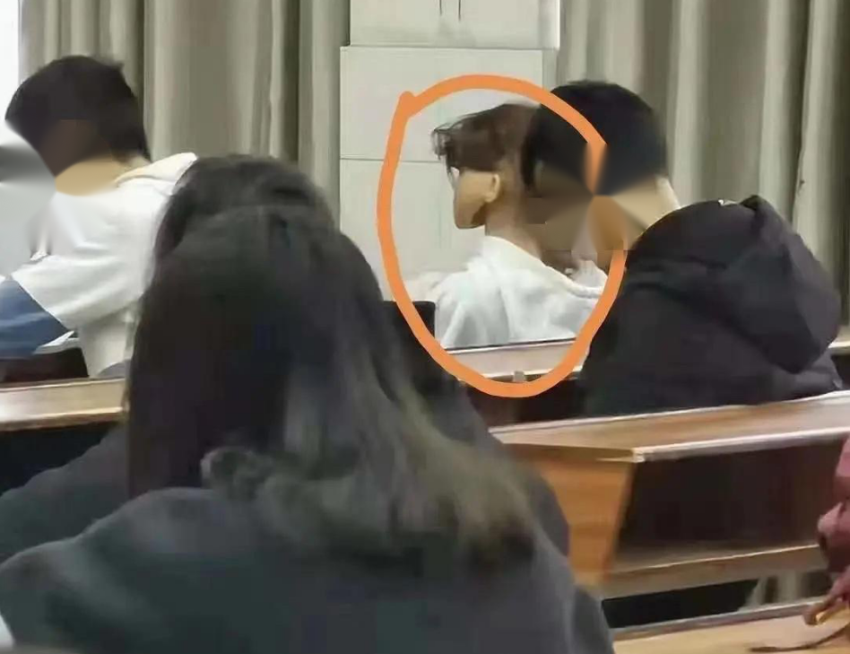 老师讲课中途吓出冷汗，发现学生变成“假人”，得知真相后想打人