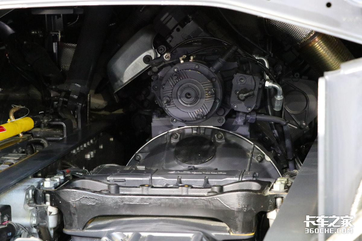 16升V8动力，国内最大马力消防车，斯堪尼亚R650能装10个人
