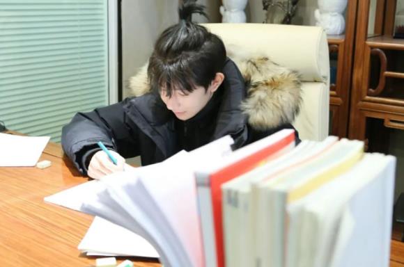 队长王俊凯迎来本科毕业，回顾三小只高考成绩，一代可称强中之强