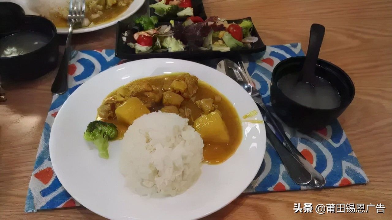 沙县小吃新门店制作？网友：一下子变成了吃不起的样子