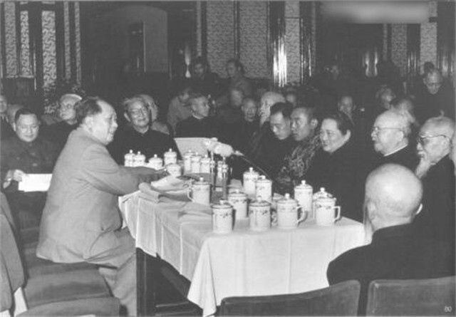 毛主席1956年就提出《论十大关系》，为何直到20年后才首次发表？