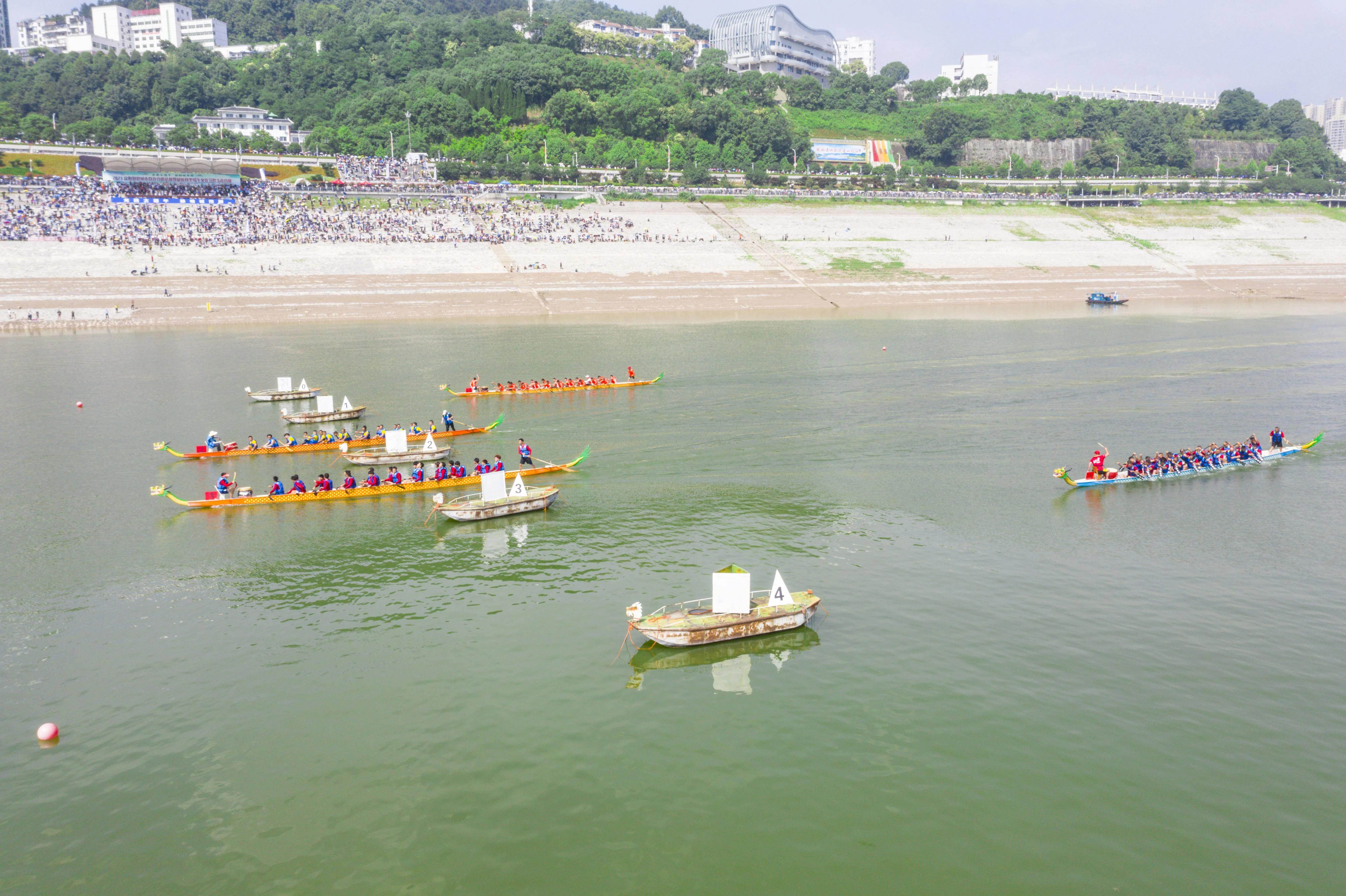 龙舟竞渡千帆起 飞桨逐浪竞风流