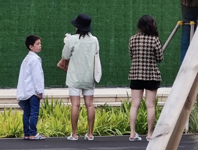 杜江夫妇在阿那亚被偶遇，霍思燕穿宽松裤遮肉，五官仍美得精致