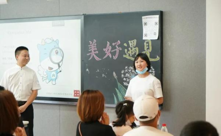 “我家是收废品的”，女大学生自我介绍获称赞，自信的女孩真美