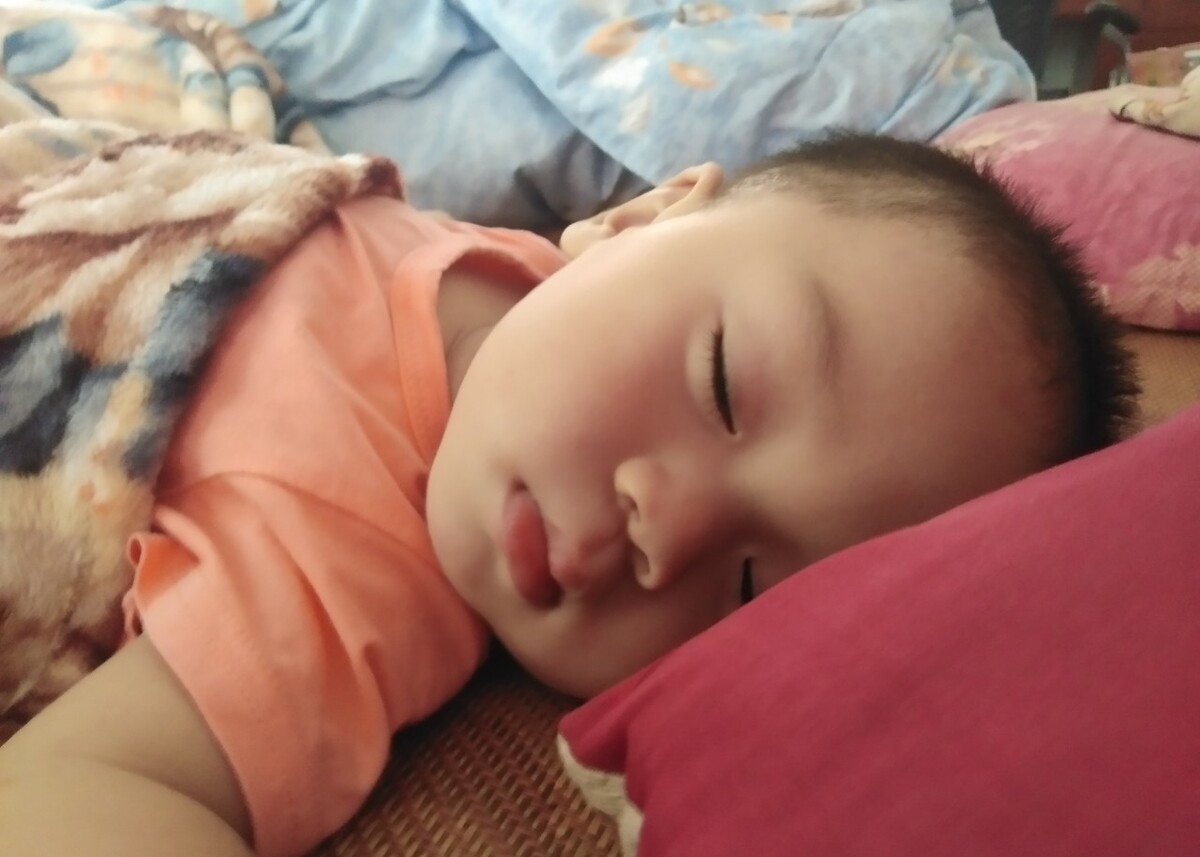 婴幼儿为什么不能过早使用枕头？一张图，带你了解娃的脊椎变化