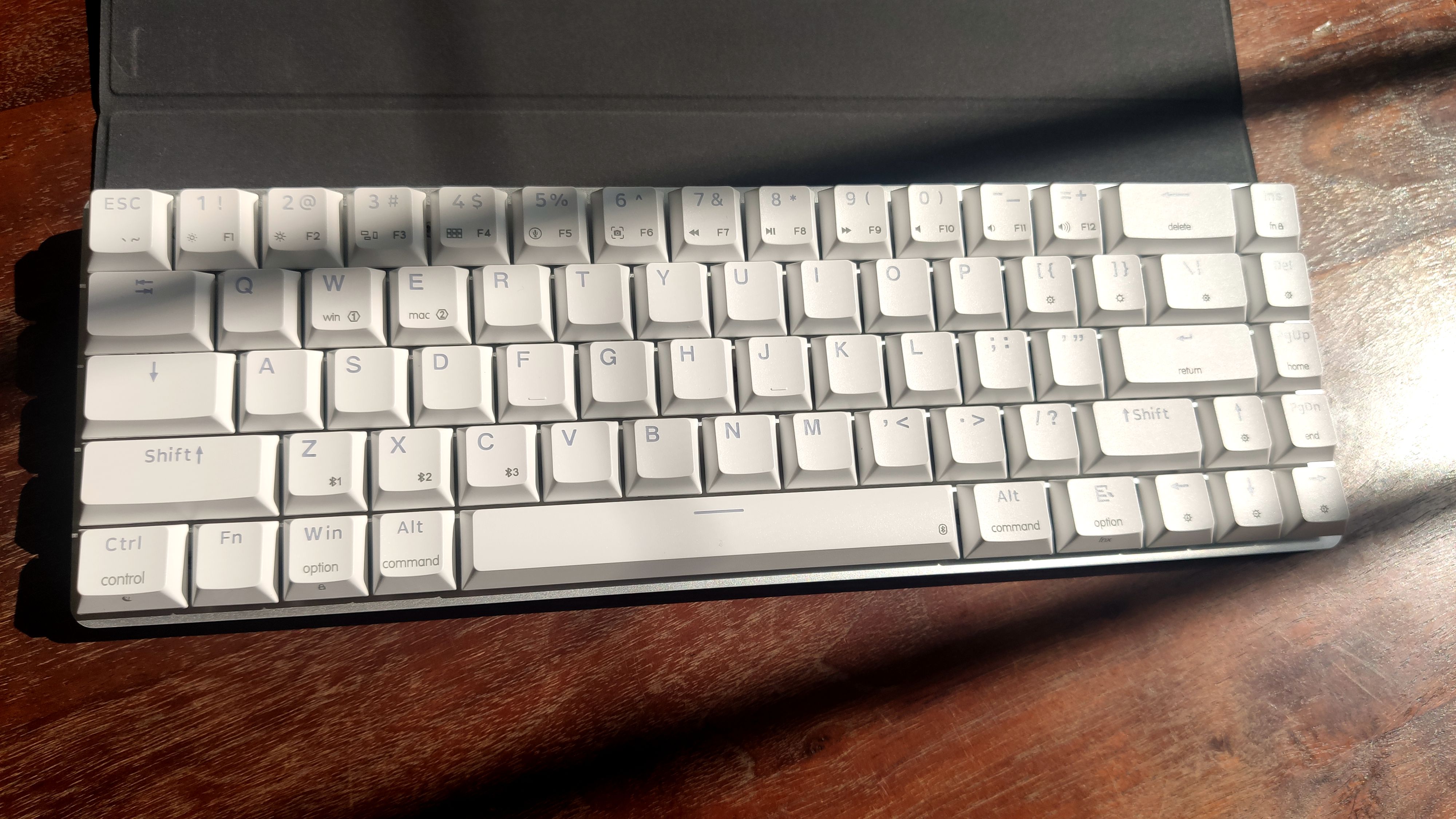 键盘采用了68键布局,键帽为r1~r4双色镭雕注塑,表面磨砂处理,操作时