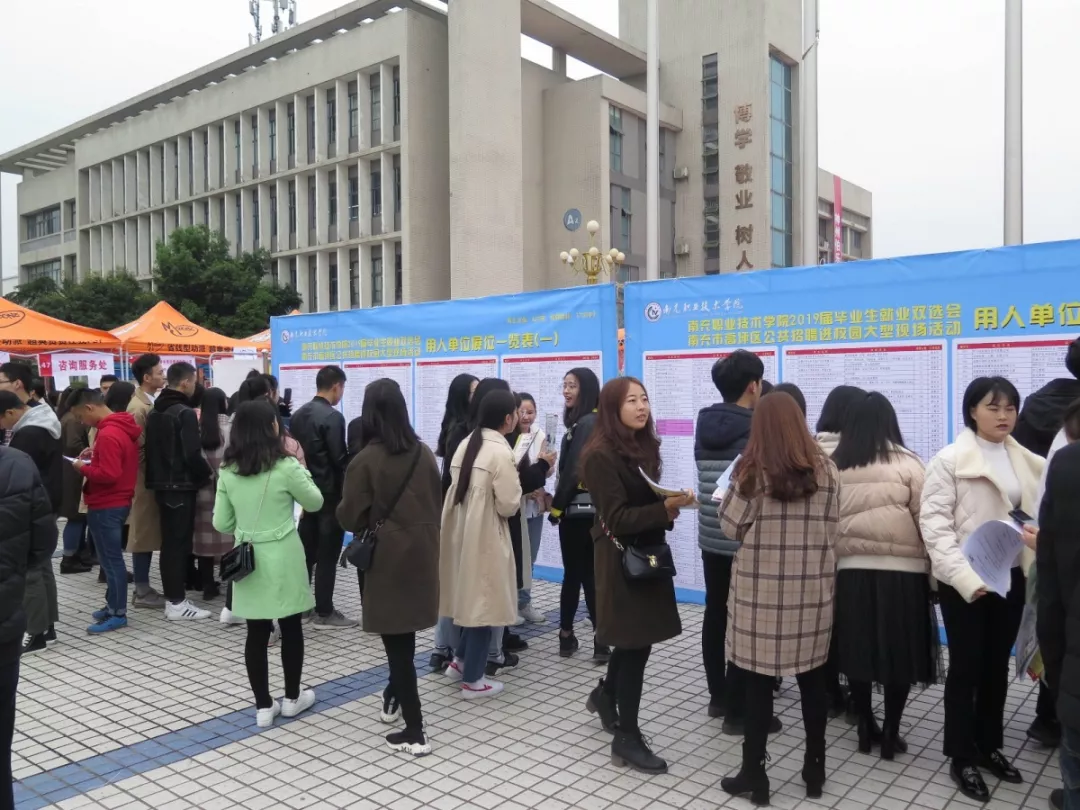 诞生于千年绸都，还是省级示范高校，这所大学占地1400余亩