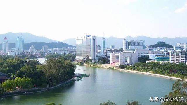 “黄桥沙拉”拍了拍你：要不要花25块钱，吃遍中国“四大快餐”？