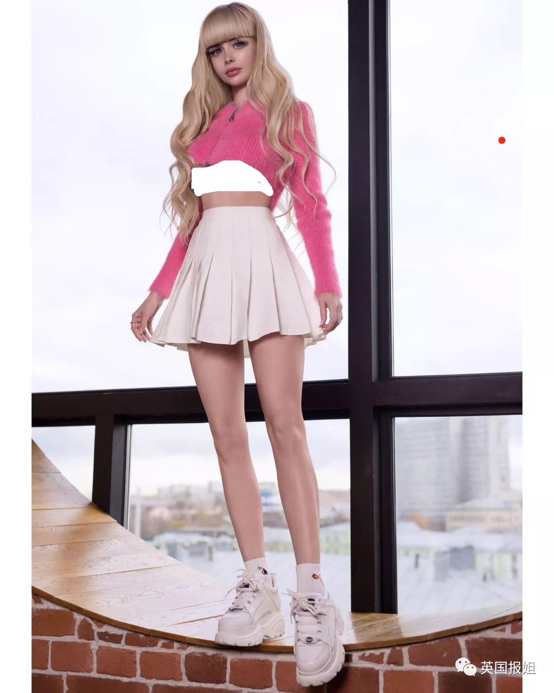 俄国美女从小被“圈养”！父母把她当活娃娃，丰胸细腰拍性感照