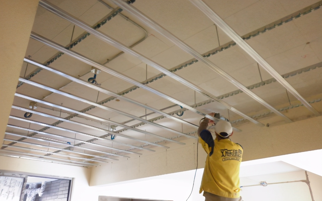 轻钢龙骨吊顶施工工艺(装修重点施工节点:轻钢龙骨吊顶施工工艺及标准