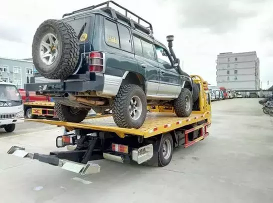 车坏在高速上叫拖车,费用怎么算?真的是天价?