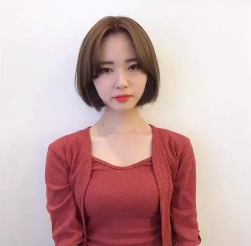 短发剪成稍带内扣的短发,前侧头发剪得稍短一些,然后用梳子梳出八字状