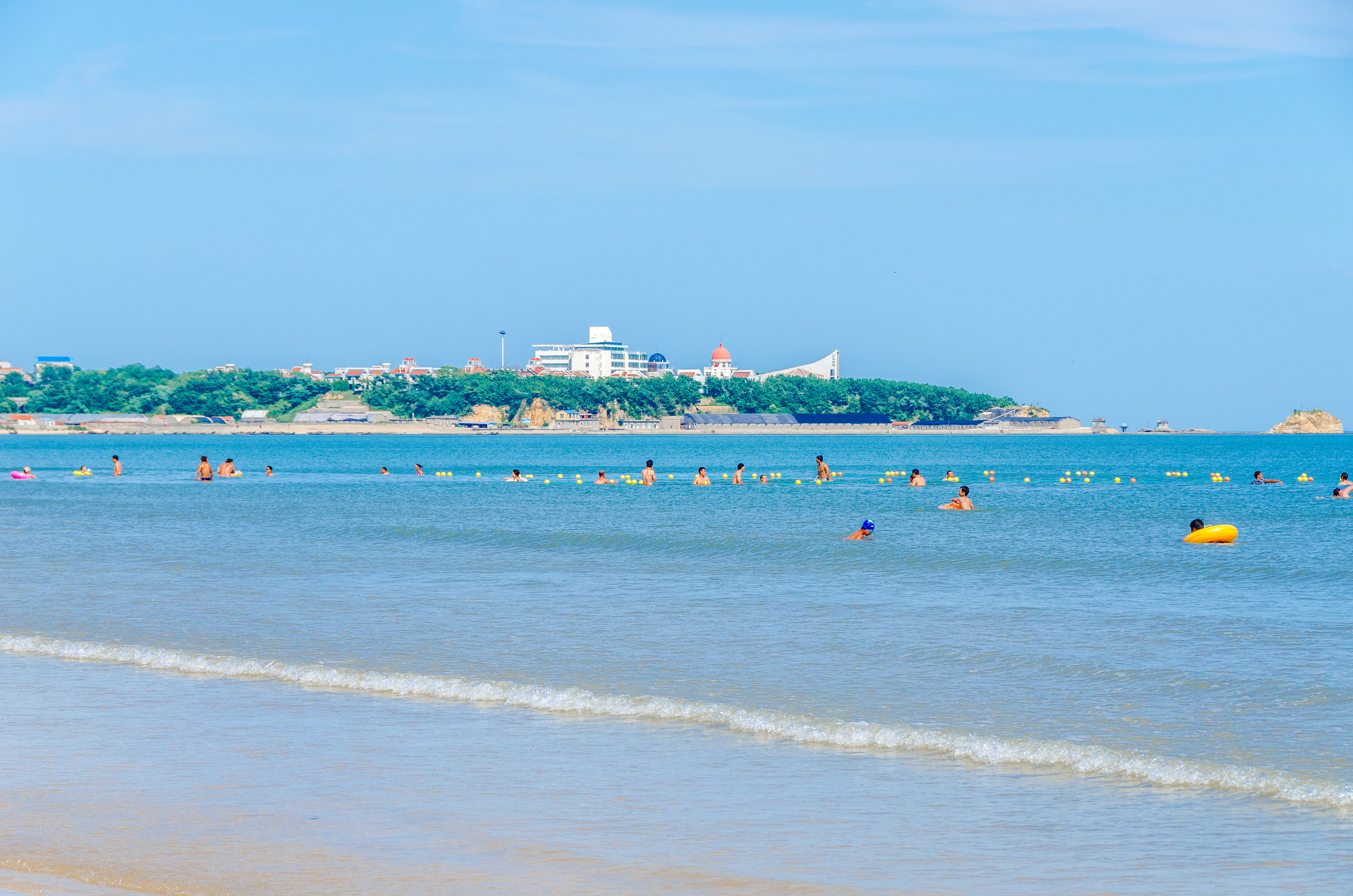 银滩位于青岛,烟台,威海三市的中心地带,是胶东半岛最后一块黄金海岸
