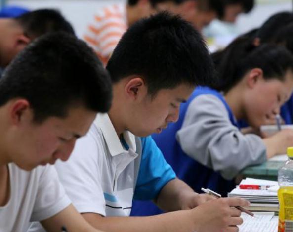 84岁大爷自学参加高考，估分630四处分享，网友：喝啥酒估出来的