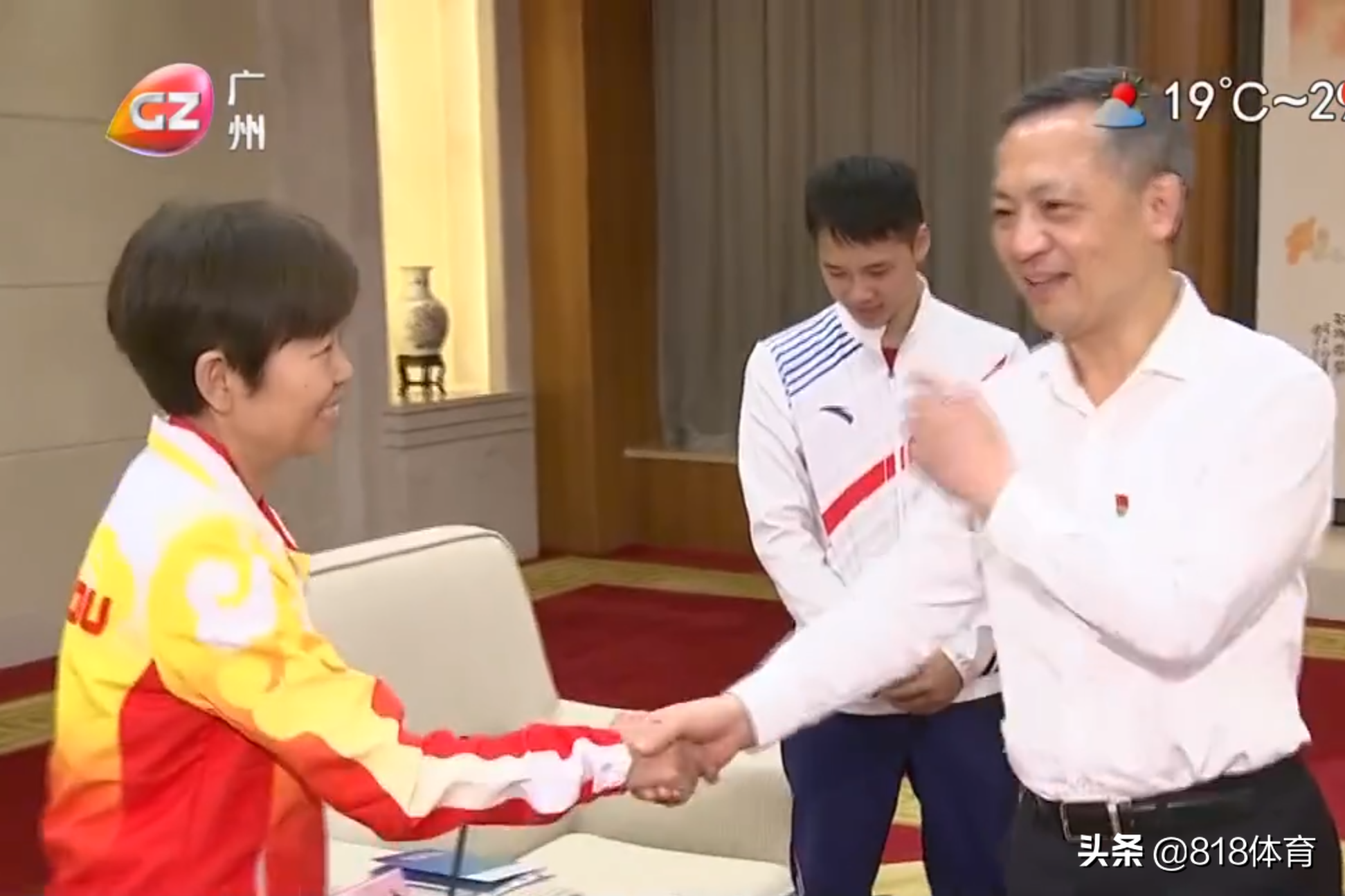 排面!全红婵回广州书记市长亲自接见,红姐坐主位埋头看书掩饰紧张