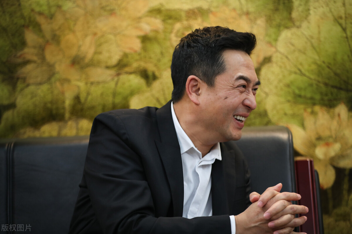 国字脸适合什么发型（国字脸如何留出帅气的小背头发型）