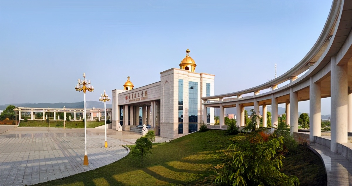 江西学费很高的两所大学，录取分数不高，家庭困难学生谨慎报考