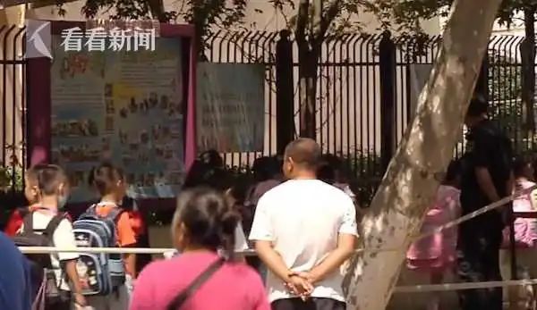 8岁女孩被同班男同学铅笔戳脚背，险些致残！学生家长透露更多恐怖细节