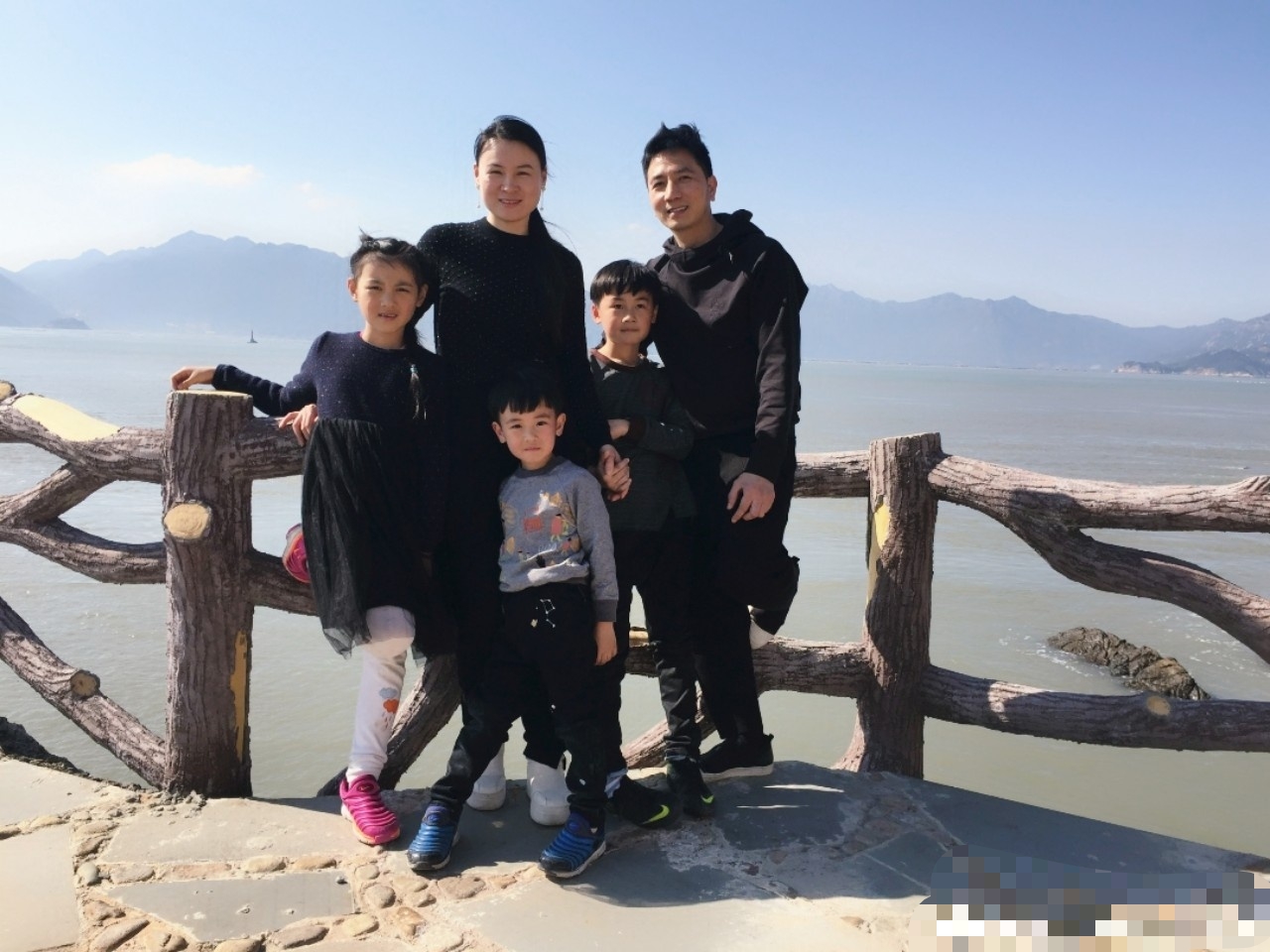 在这四年间,他努力经营以妻儿的名字组成的"潼臻一生"这一童装品牌.