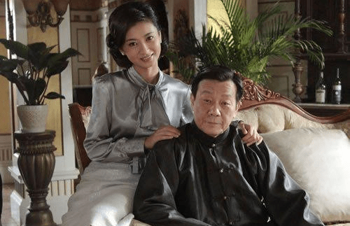 许黎丹虽如愿嫁入豪门,但并没有家庭实权,要处处看崔瑶琪的脸色