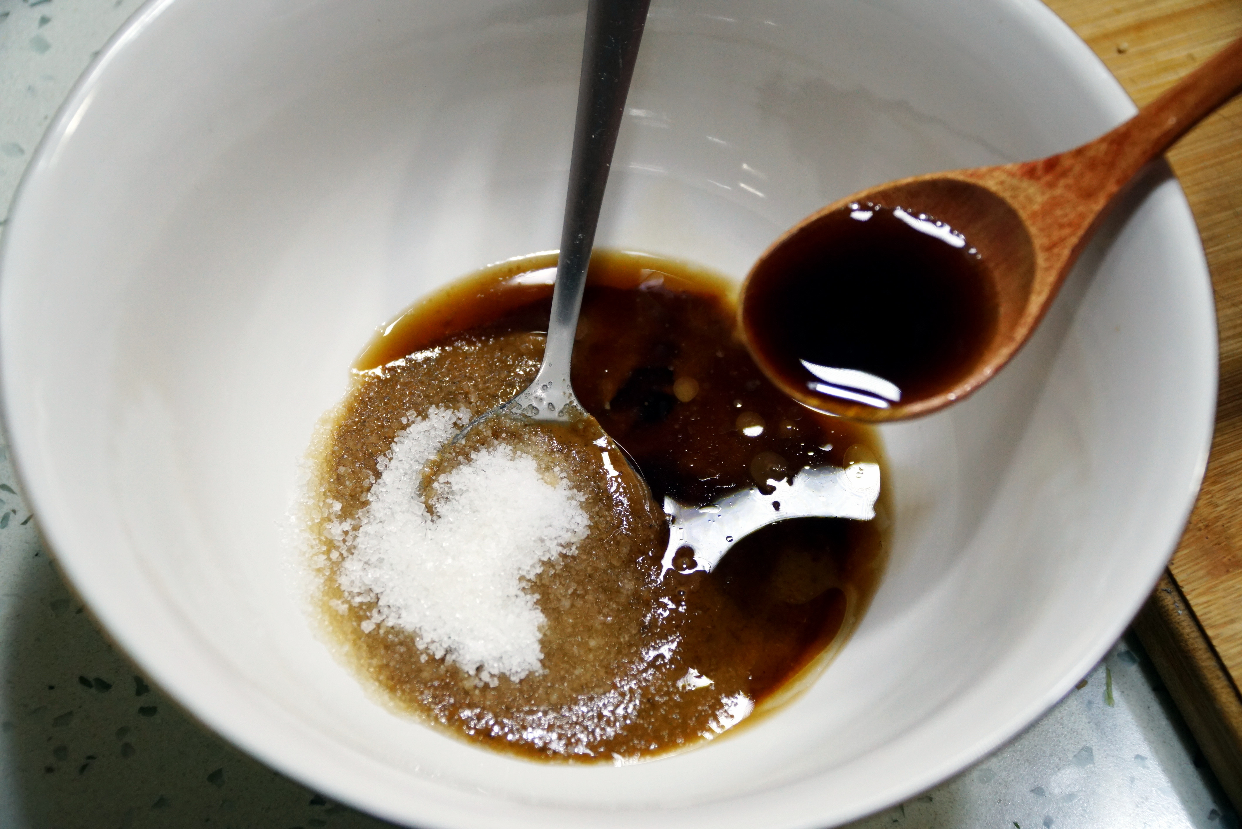 冬天，该吃“乾隆白菜”了，芝麻酱加上几味料，凉拌一下真的香
