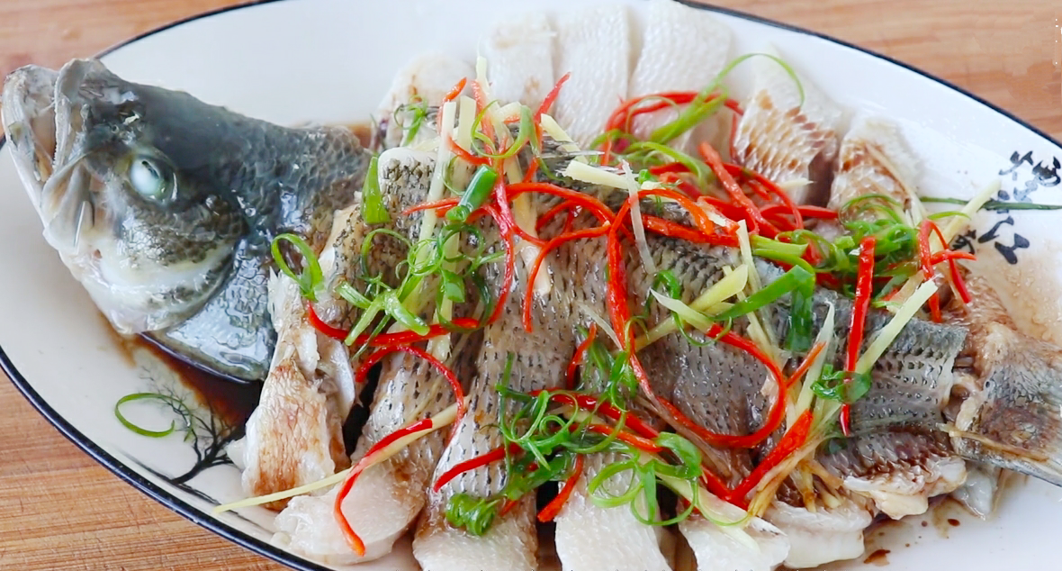清蒸鲈鱼时，牢记“2不放，加3样”，鱼肉鲜嫩有营养，不腥还不柴