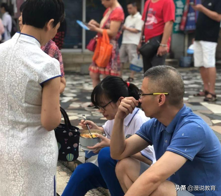 学生高考“家长应援”，爸爸穿起了旗袍，妈妈们“各有千秋”