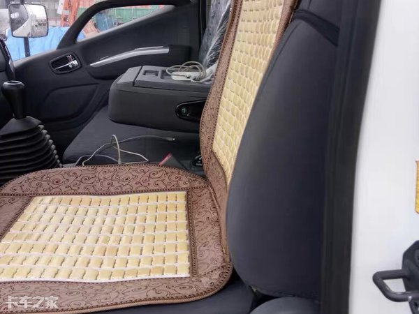 夏天驾驶室里必备3种消暑“神器”，卡友：卡车原厂标配这么难？