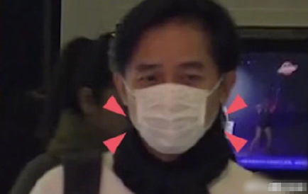 她是梁朝伟前女友，被闺蜜刘嘉玲夺爱，嫁豪门被气走，今54岁仍单身