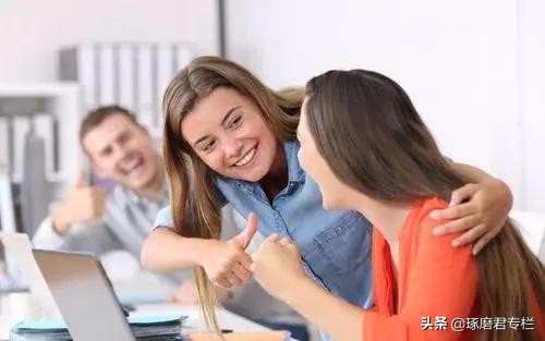 当面笑脸相迎，背后冷语中伤；口称朋友，实则算计；表面忠厚，暗地使绊。