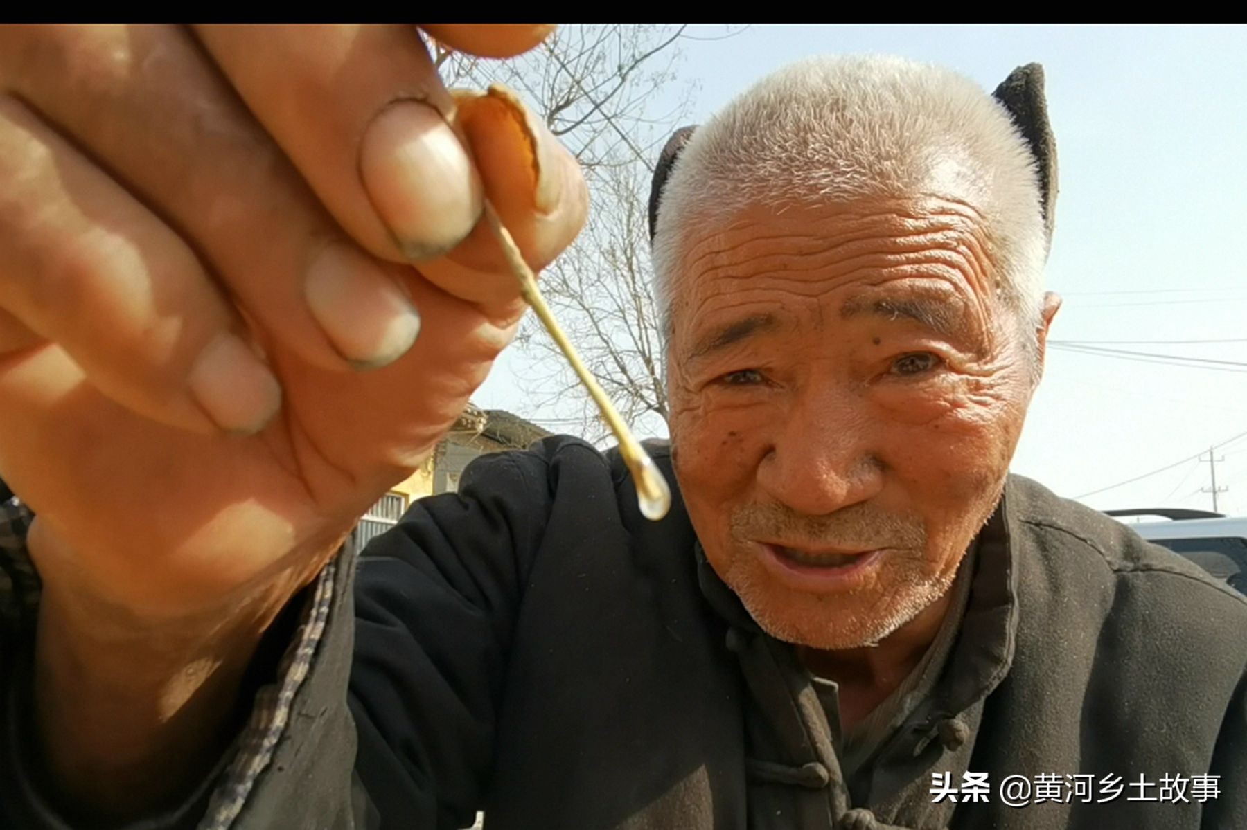 78岁老人养蜂52年有经验，用小木棍辨真假蜂蜜，办法妙