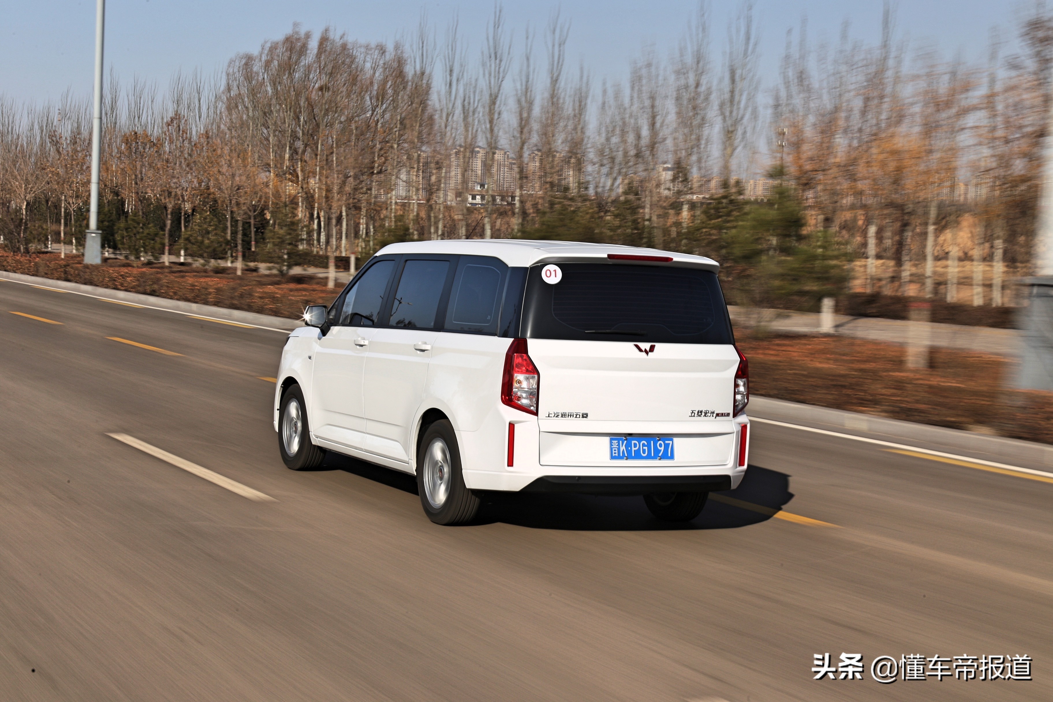 以后拉货全靠它，周末出行都装下！道路试驾五菱宏光PLUS