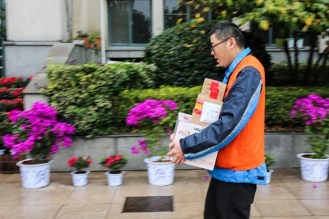 上猫晚赢马云的快递小哥，哪里不一般？