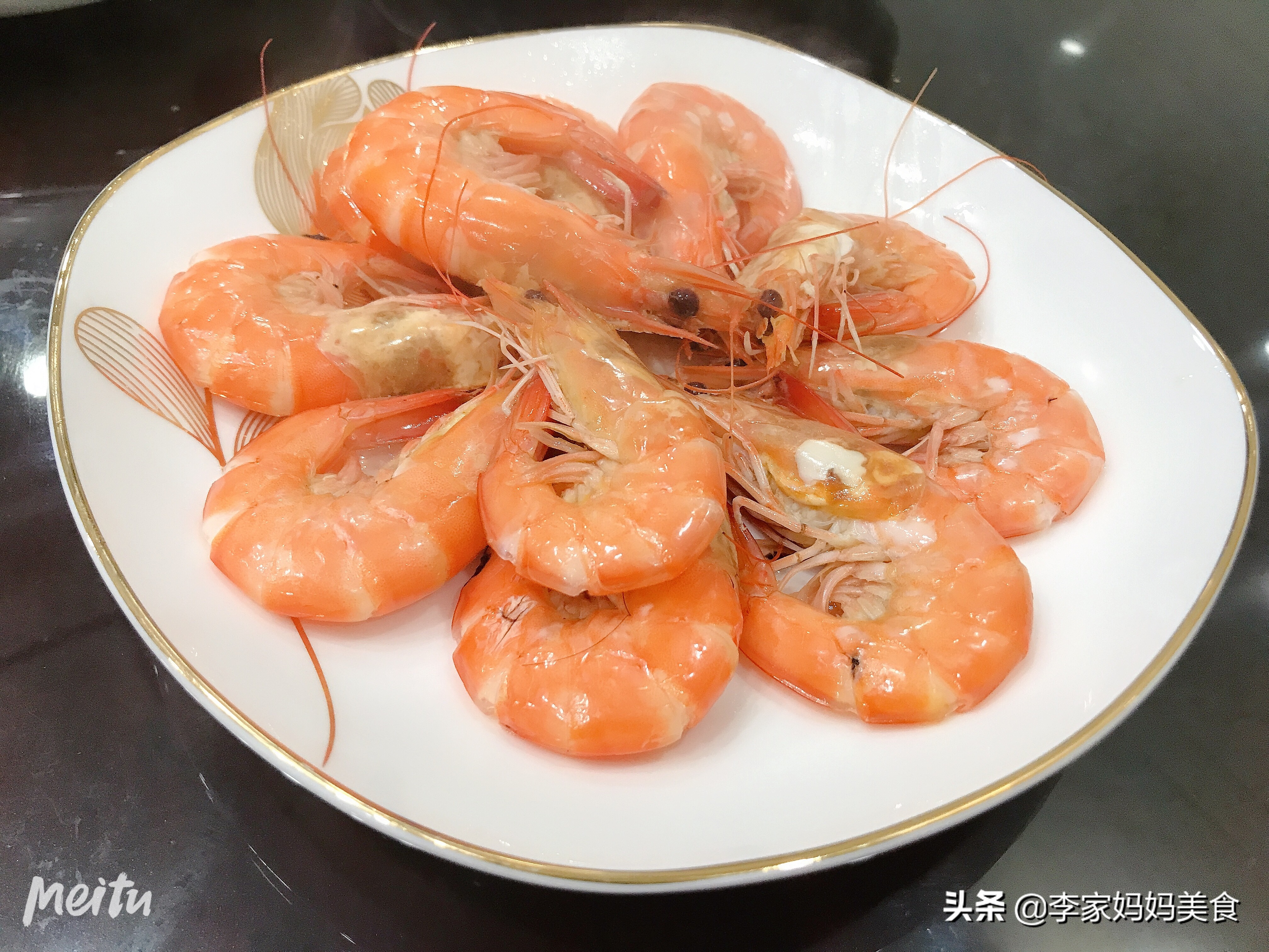 清水煮虾做法，好吃有诀窍，多加一味料，虾肉鲜嫩Q弹，一盘吃不够