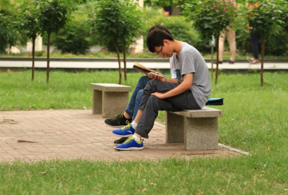 山西高校21级男生，乔装进女浴室被开除，网友：又一大学体验卡