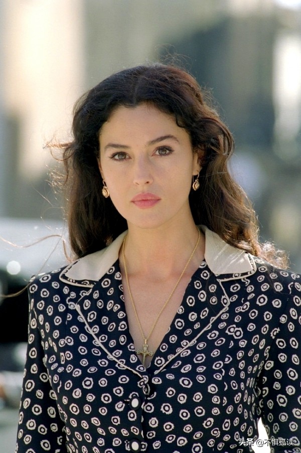 《西西里的美丽传说》：她因为太美丽，被嫉妒的女人群殴、剃光头