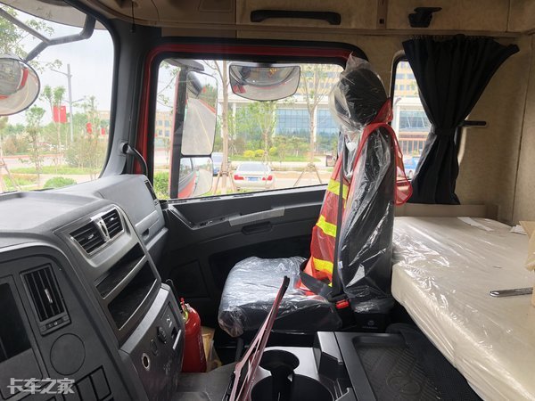 陕汽德龙X3000牵引车+新国标半挂车，这配置运输危化品够安全吗？