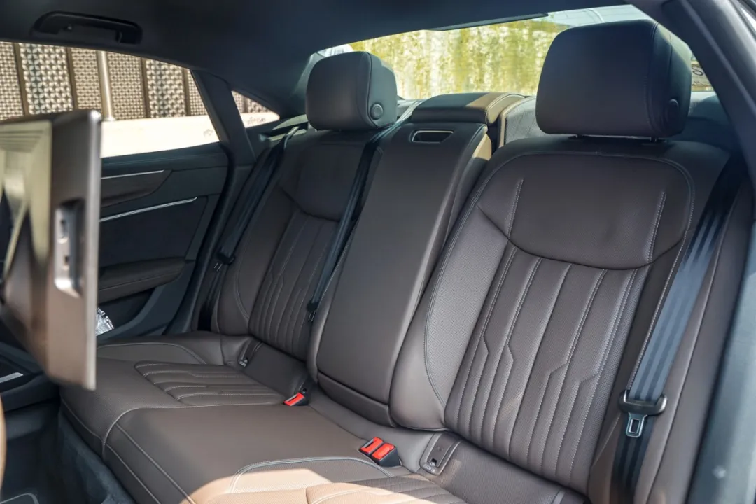 3.0T V6，5.6秒破百，配置比肩自家旗舰，看完价格我哭了