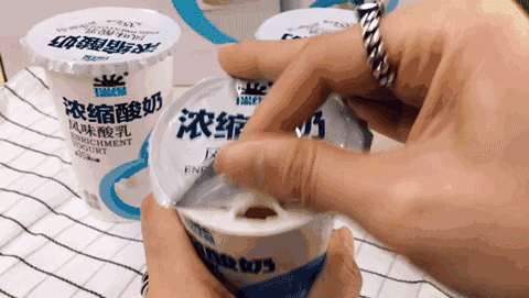 喝酸奶的亲子英文：舔盖、刮干净怎么说？Drink yogurt说法对吗？
