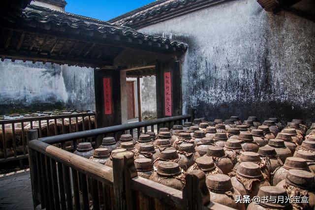 劝君一樽酒鬼酒，酒香余韵赛神仙，谁的心事，都逃不过这碗酒鬼酒