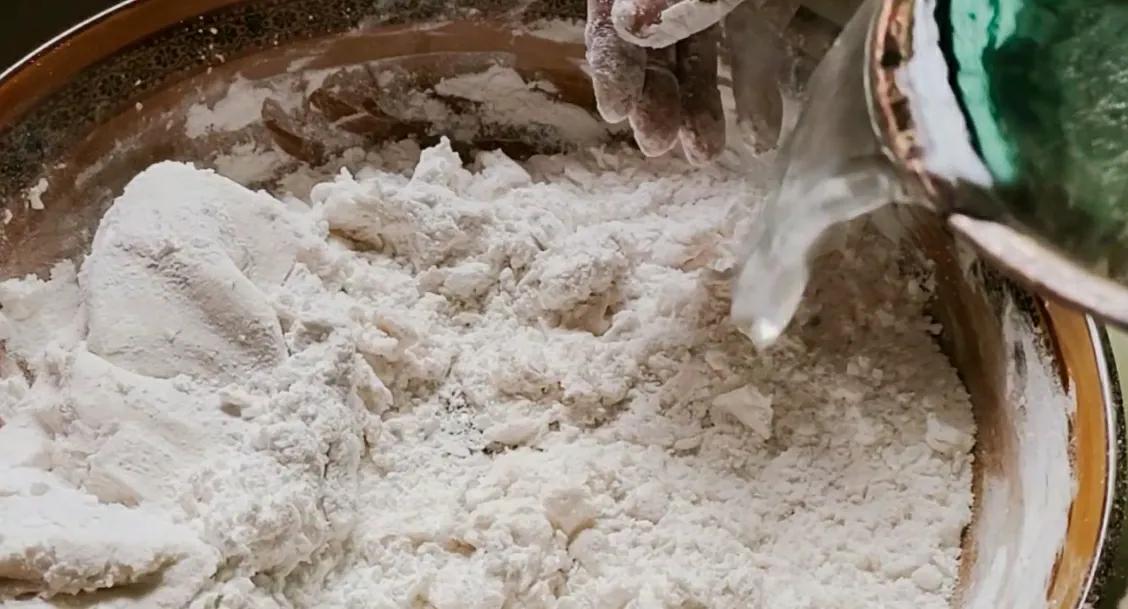 做汤圆，和面是关键，从馅料到包详细做法教给你，不露馅也不破皮