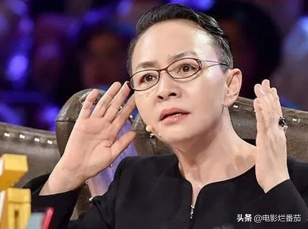 她曾是家喻户晓的女笑星,"白云黑土"的故事把她推上小品女王的神坛.