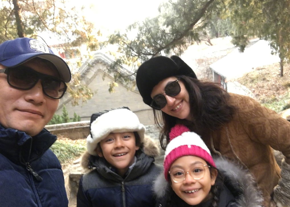 网友逛街偶遇刘烨一家，刘诺一颜值爆表，刘霓娜却“画风突变”？