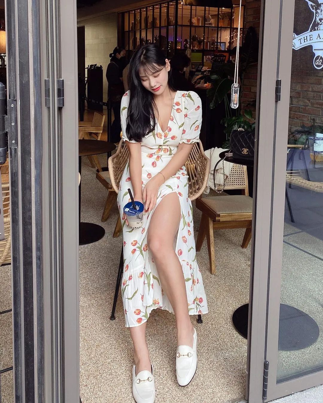 张雨绮春晚首秀土上3.9亿热搜哈哈哈！大胸妹穿衣真没救了吗…