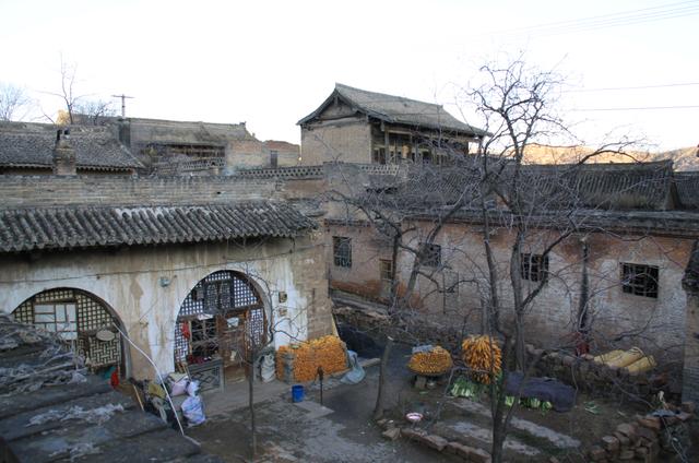 村中一泉眼,当地人称"海眼".