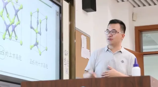 他保送北大、读完博士选择在中学教书，只因“做科研太枯燥”